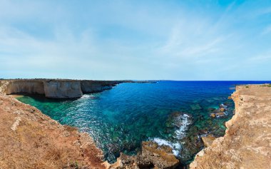 Mağarasını Spiaggia Massolivieri sahilde. Yaz deniz manzara (Siracusa, Sicilya, İtalya).