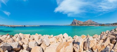 Tiren Denizi defne, San Vito lo Capo plaj temiz masmavi su ve uzak, Kuzey-Batı Sicilya, İtalya Monako'da Monte. Tanınmayan insanlar.