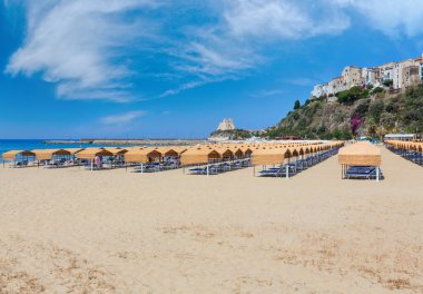 Sperlonga plaj ve Torre Truglia, Latina eyaletinin, Lazio, Orta Italya'nin görüntüleyin. İnsanlar tanınmaz.