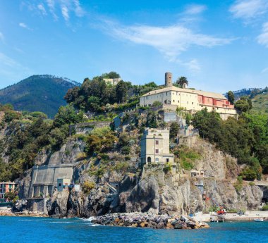 Yaz Monterosso görünümünden gezi gemisi. Bir beş ünlü köyleri, deniz ve kara üzerinde dik kayalıklarla arasında askıya Liguria, İtalya, Cinque Terre Milli Parkı. İnsanlar tanınmaz.