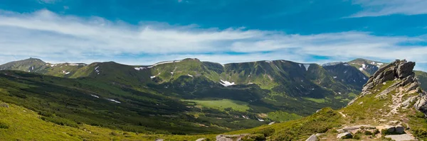 Letní Pohled Hory Sněhem Velkými Kameny Úbočí Hory — Stock fotografie