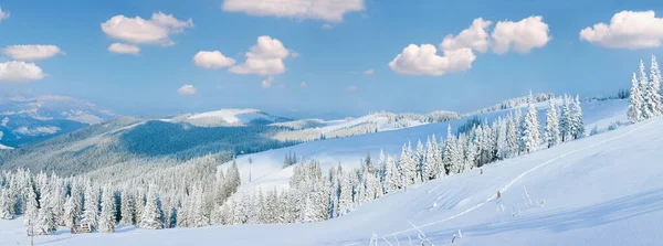 冬季平静的高山全景 后面有棚屋和山脊 乌克兰喀尔巴阡山 库库尔山 — 图库照片