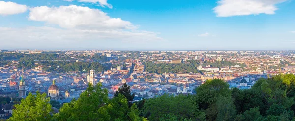 利沃夫市 乌克兰 上午从 高城堡 侧面太阳光 拍摄的全景 — 图库照片