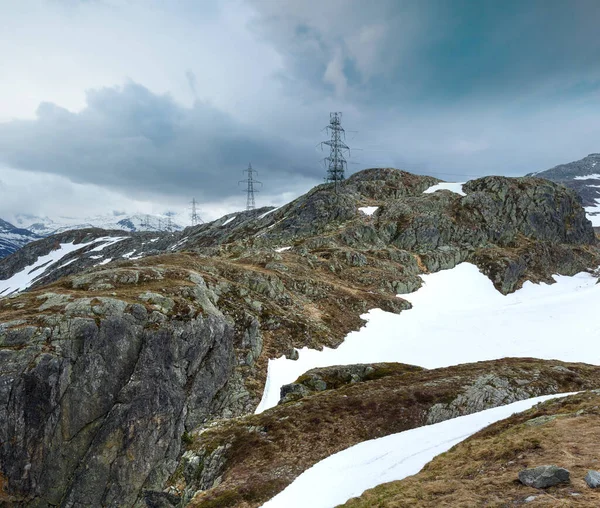 带电线杆的夏季山景 瑞士格里姆塞尔山口 — 图库照片