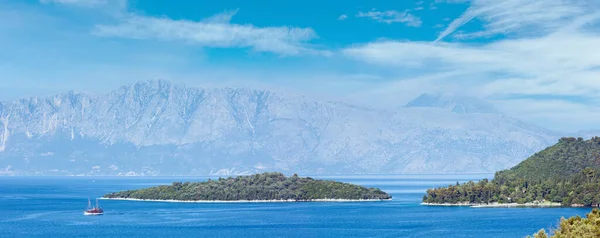 美丽的烟霞夏天莱夫卡达海岸线全景 Nydri 希腊爱奥尼亚海 — 图库照片