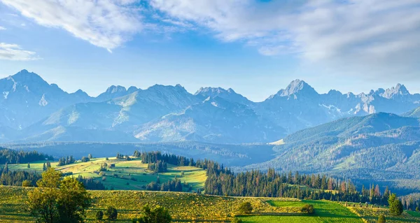 Sommaren Mountain Village Utkanter Och Tatra Spänna Bak Gliczarow Gorny — Stockfoto