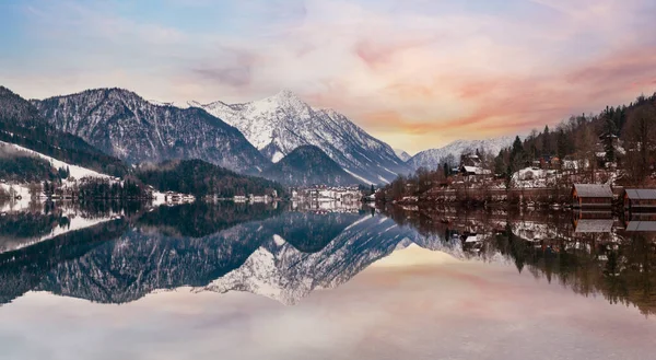 多云的冬季高山湖 Grundlsee 奥地利 与水面上的倒影模式 — 图库照片