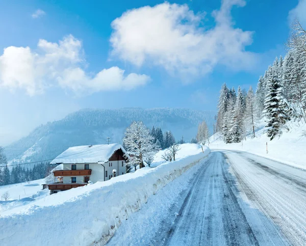 山岳道路と道端に家の朝冬霧農村ビュー — ストック写真