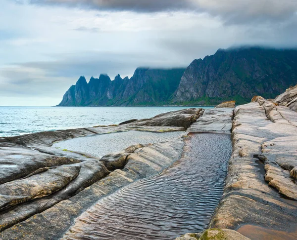 Letní Noční Pobřeží Dračí Zuby Rock Zubatý Ersfjord Senja Norsko — Stock fotografie