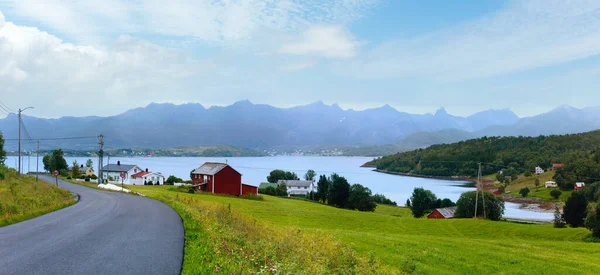 Летний Пасмурный Вид Фьорд Деревней Побережье Норвегия Панорама — стоковое фото