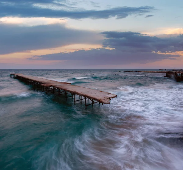 傍晚海上风暴和被毁的码头 保加利亚 — 图库照片