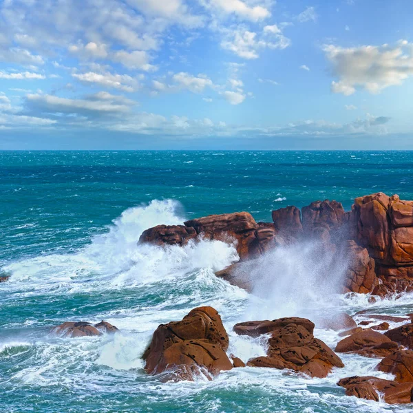 海海岸春ビュー ペロス ギレック プルームール ボドゥー ブルターニュ フランス ピンクの花崗岩の海岸 — ストック写真
