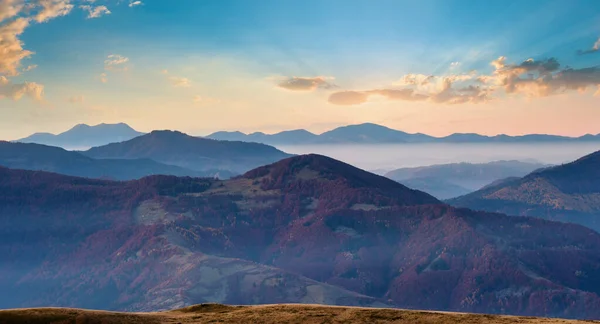 山の夜明け 秋の朝夕暮れのぼんやりとしたパノラマ — ストック写真