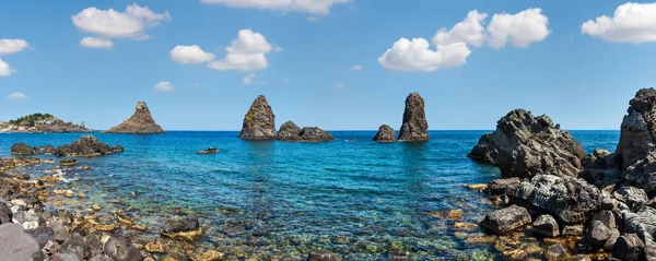 巨石の海岸とアーチトレッツア町 イタリア シチリア島 カターニアの北 サイクロプスの島々 Isoles Ciclopi ファラリオーニとして知られています — ストック写真