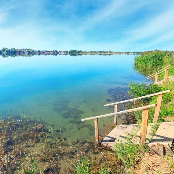 Malebné Letní Jezero Klidná Pláž Dřevěnými Schody Vody Koncept Venkovský — Stock fotografie