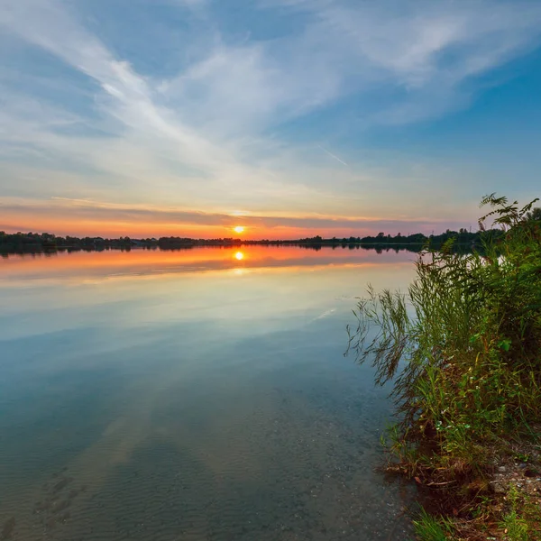 Malerischen Sommerabend Sonnenuntergang See Ruhiges Ufer Konzept Des Ruhigen Landlebens — Stockfoto