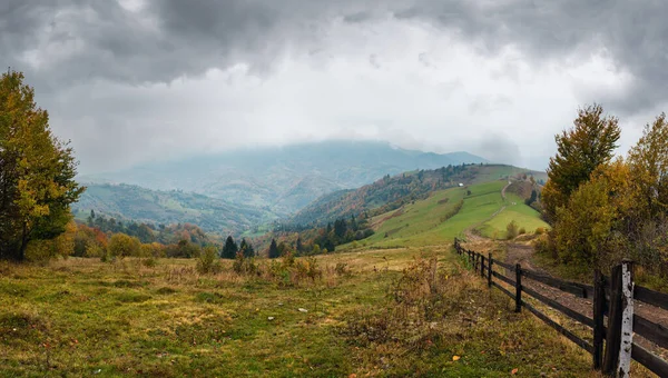 秋のカルパティア山脈のパノラマ風景 Mizhhiria ザカルパッチャ州 ウクライナ — ストック写真