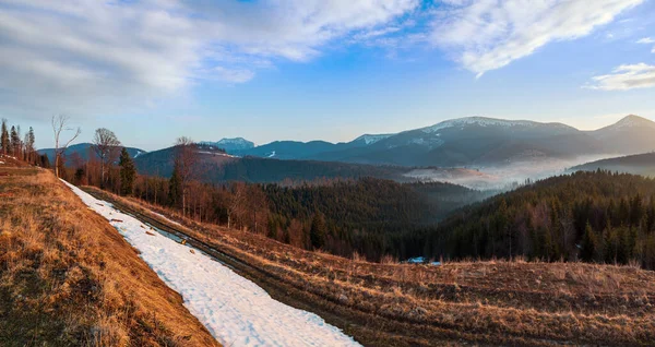 早朝春遠くで雪とカルパチア山脈高原の風景 ウクライナの尾根トップをカバー — ストック写真