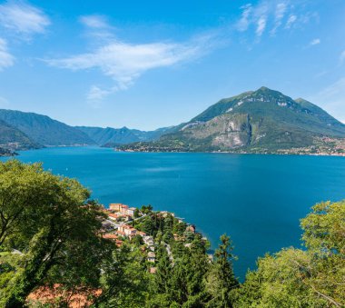 Alp Como Gölü yaz görünümünden dağın tepesinde (İtalya).