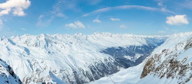 Sabah kış Dolomiten dağ manzarası, Tirol, Avusturya. Panorama.