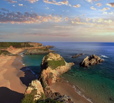 Sandy Mexota beach (İspanya). Atlantik Okyanusu kıyı şeridi manzara.