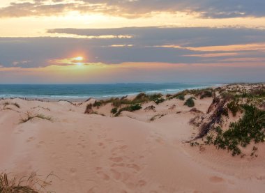 Sandy Beach Praia Cova de Alfarroba (Peniche, Portekiz).