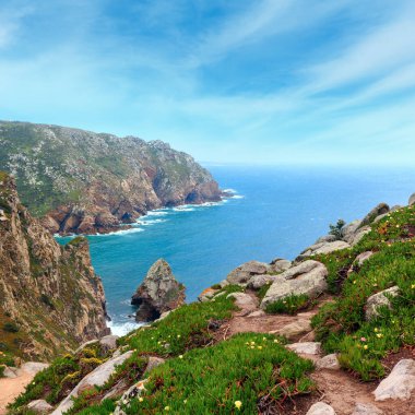 Atlantik Okyanusu kıyısında bulutlu havalarda. Cape Roca (Cabo da Roca), Portekiz görüntülemek.