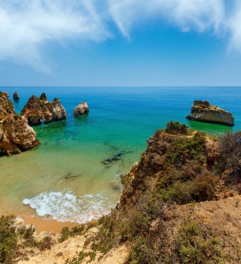 Kum plajındaki Dos Tres Irmaos(Portimao, Alvor, Algarve, Portugal Üstten Görünüm).