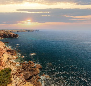 Yaz Atlantik kayalık sahil görünümü, Batı Aljezur, Algarve, Costa Vicentina, Portekiz.