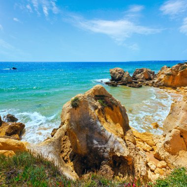 Yaz Atlantik kayalık sahil görünümü (Albufeira sınırı, Algarve, Portekiz).