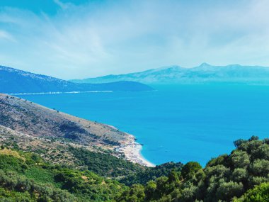Arnavutluk 'un Lukove komunasında plajı ve Korfu adası olan Adriyatik deniz kıyısı. Dağ geçidinden görünüm.