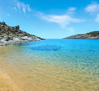 Akuamarin şeffaf su ve Agridia kumsalı ile yaz deniz sahne. Kıyıdan (Sithonia, Halkidikya, Yunanistan görüntülemek).