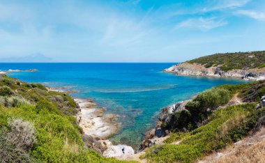 Yazlık deniz kıyısı manzarası, Halkidiki, Sithonia, Yunanistan.