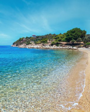 Güzel yaz Ege Denizi kayalık sahil peyzaj, Sithonia (yakınındaki Lagonisi beach), Halkidikya, Yunanistan.
