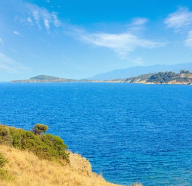 Yaz Ege Denizi kıyı manzarası (Ormos Panagias, Halkidiki, Yunanistan).