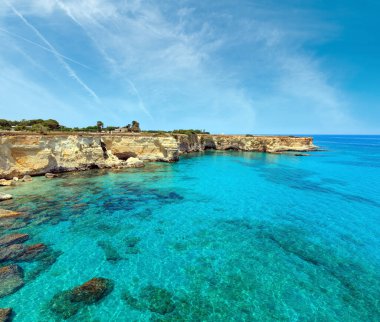 Uçurumlar, kayalık kemer ve yığında (faraglioni), Torre Sant Andrea, güzel deniz manzarası: Salento deniz kenarı, Puglia, İtalya