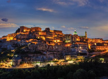 Gece eski ortaçağ Ragusa Ibla famos Sicilya Oda (Sicilya, İtalya). Şehir ışıkları ünlü turistik hedef. UNESCO Dünya Miras Listesi.