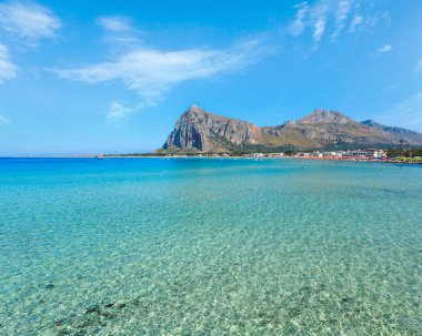 Cennet Tiren Denizi defne, San Vito lo Capo plaj temiz masmavi su ve extremally beyaz kum ve Monte Monako'da, Sicilya, İtalya. İnsanlar tanınmaz.