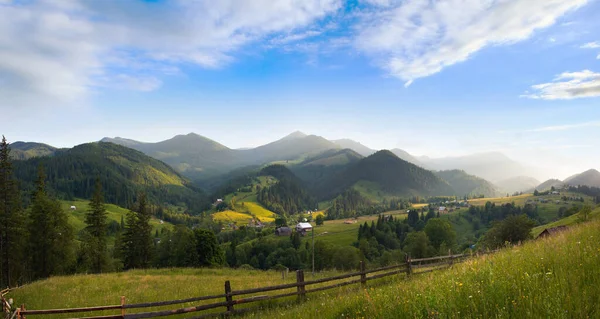 Vista Sobre Summer Mountain Village Cárpatos Ucrânia — Fotografia de Stock