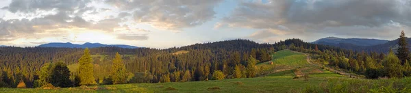 山岳緑の牧草地の牧草地で夏のパノラマビュー スラブスケ村 カルパティア ウクライナ — ストック写真