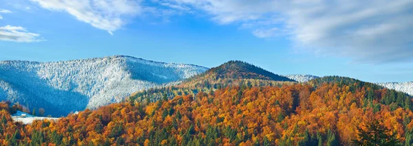 晴朗的秋天山林和 在山坡上的树顶上的第一次秋霜 — 图库照片