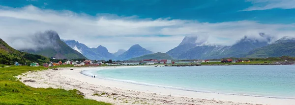 Sommaren Grumlig Syn Stranden Med Vit Sand Ramberg Norge Lofoten — Stockfoto