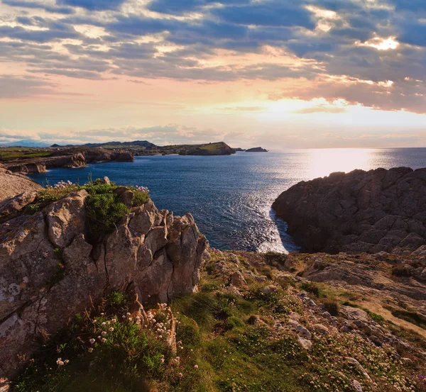 Våren Kvällen Atlanten Kustlinje Landskap Med Solen Speglar Vattenytan Cantabria — Stockfoto