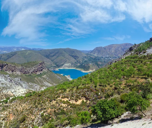 青い湖はシエラ ネバダ国立公園 グラナダ スペインの近くで 夏の山の風景 — ストック写真