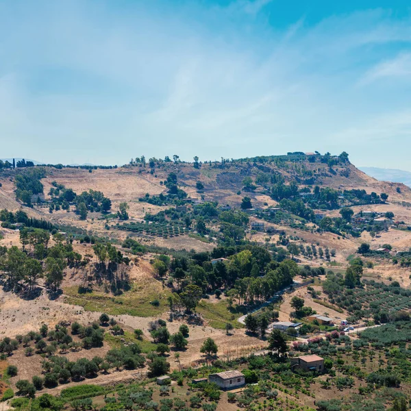 イタリア シチリア州アグリジェント神殿の谷で有名な古代遺跡からの道 山を見る — ストック写真