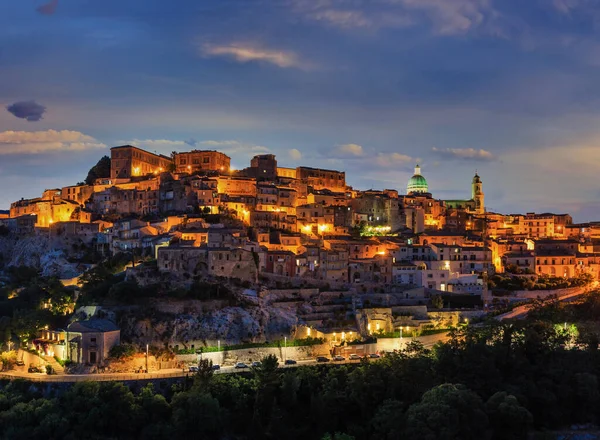 晚古老的中世纪拉古萨伊布拉家族西西里镇景观 西西里岛 意大利 著名旅游目的地的城市灯光 联合国教科文组织世界遗产 — 图库照片