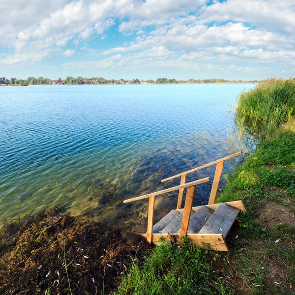 Malownicze Letnie Rano Jeziora Spokój Plaży Drewnianymi Schodami Wody Koncepcja — Zdjęcie stockowe