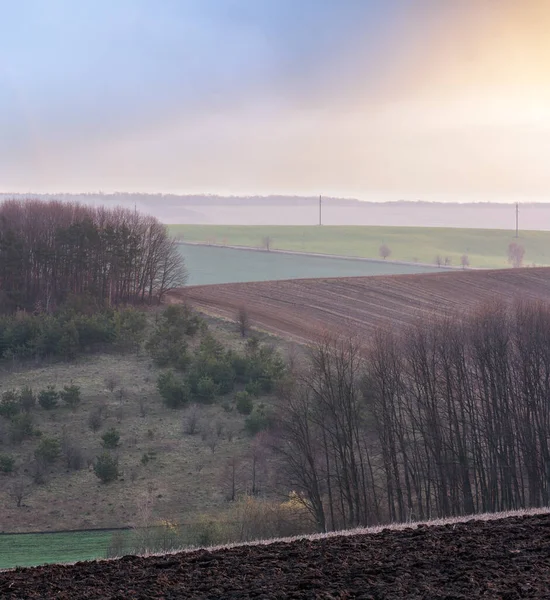 春早朝農村田舎風景耕された丘と畑に農業分野 柔らかく繊細な夜明け日光および成長の農地 — ストック写真