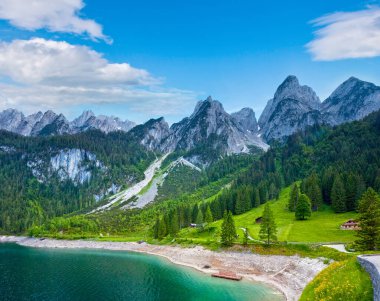 Güzel yaz dağ gölü Gosausee görünümü (Avusturya)