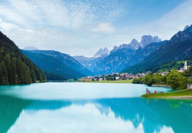 Sakin yaz İtalyan dolomites dağ Gölü ve köy görünümü (Auronzo di Cadore).